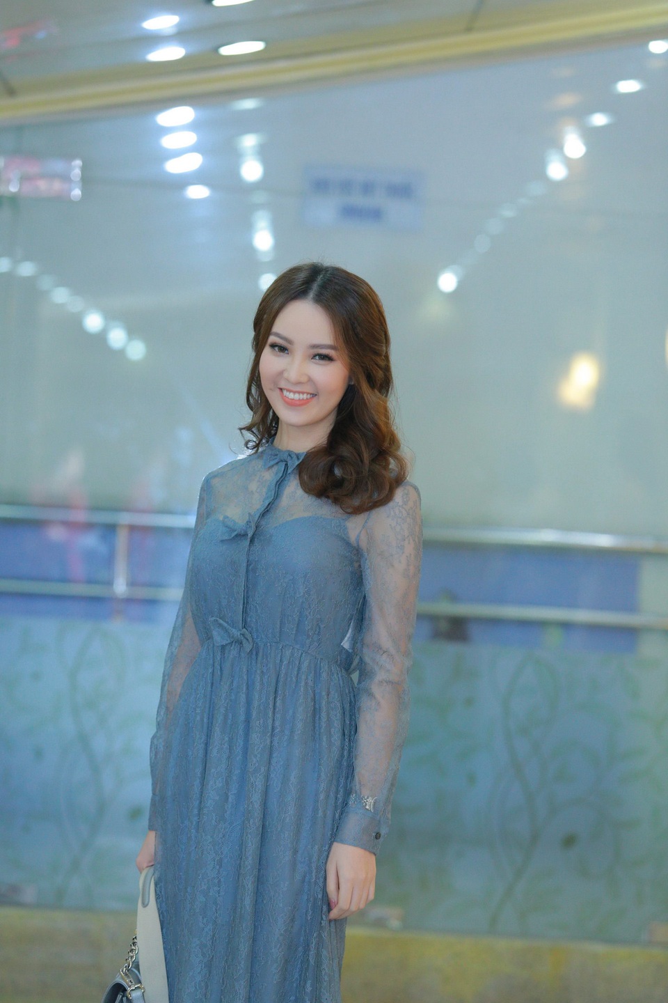 
Á hậu Thụy Vân diện váy xanh đúng xu hướng của mùa thu đông này dự một sự kiện diễn ra tại Hà Nội ngày 22/12 vừa qua.
