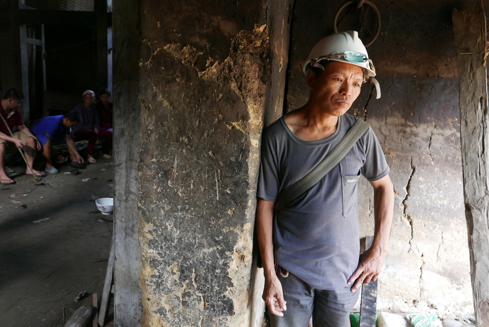 
Nét buồn trên khuôn mặt người chú của gia đình nạn nhân.
