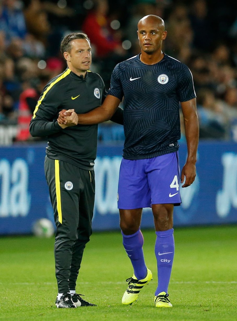 Nhìn lại chiến thắng của Man City trước Swansea - 3
Kompany (phải) sẽ có trận đấu đầu tiên ở mùa giải năm nay