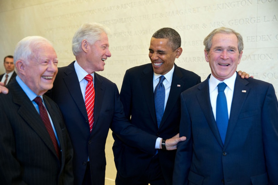 Những khoảnh khắc hậu trường "đắt giá" của Tổng thống Obama - 12
Ông Obama và các cựu Tổng thống Carter, Clinton, và Bush tại lễ khai trưởng Bảo tàng và thư viện George W. Bush ở Dallas, bang Texas tháng 4/2013.