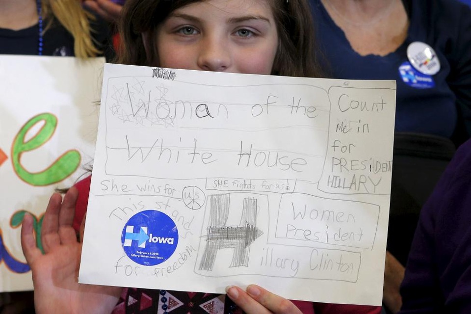 
Aubrianna Cox, 6 tuổi, cầm tờ giấy ủng hộ bà Clinton làm tổng thống tại một cuộc vận động ở Cedar Rapids, Iowa. 
