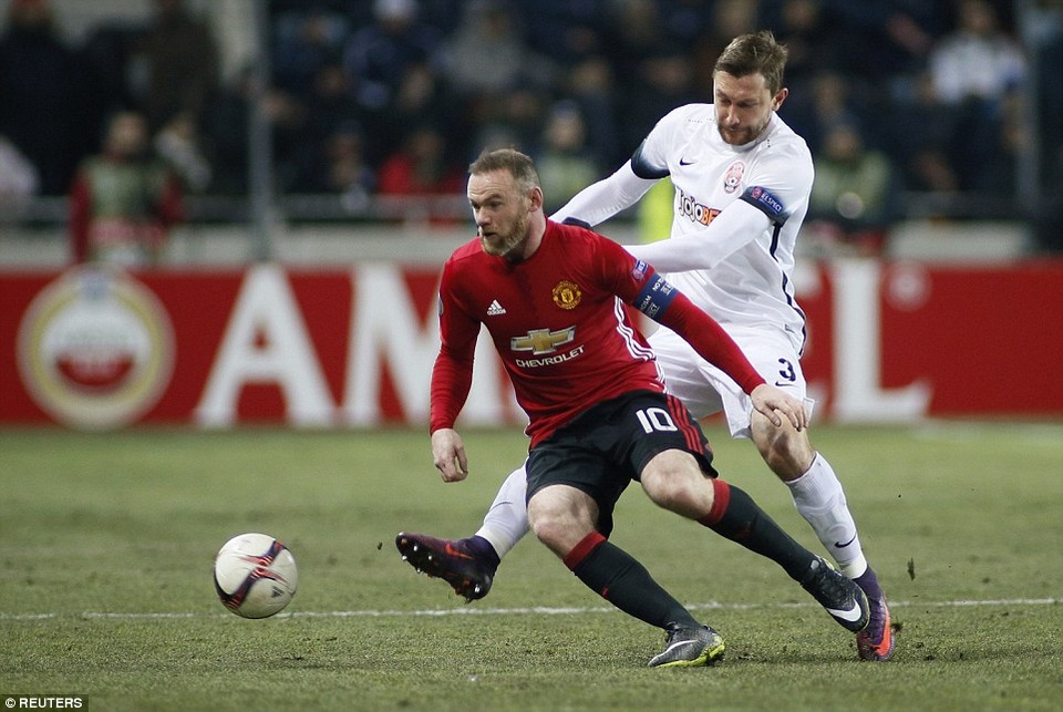 
Rooney được ra sân và anh đeo băng đội trưởng của Quỷ đỏ
