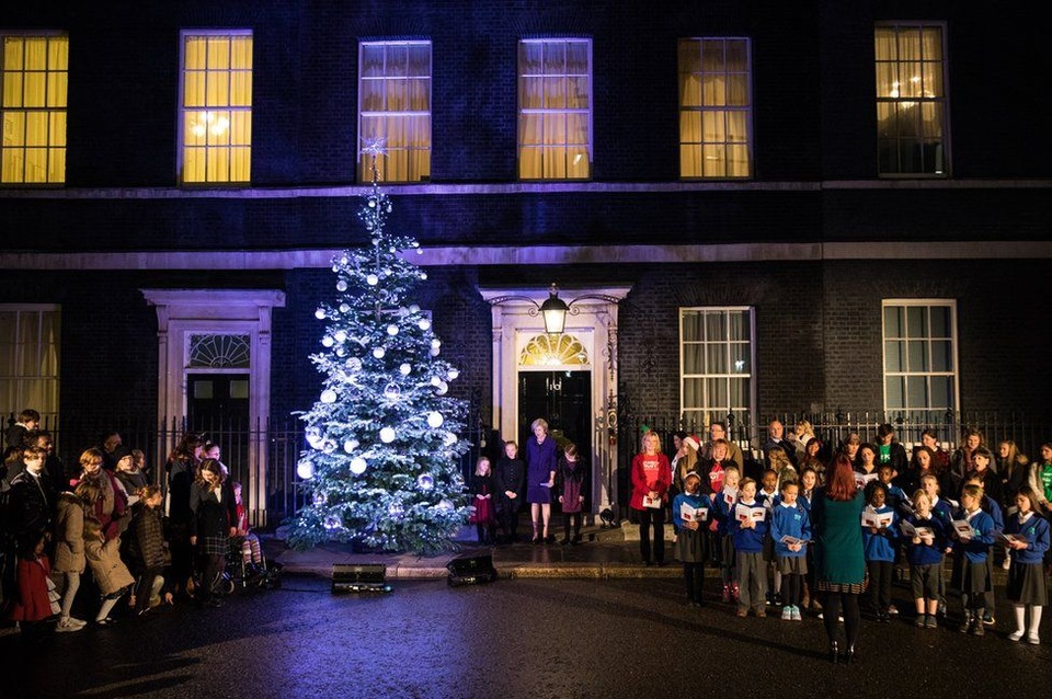 
Thủ tướng Anh Theresa May và các học sinh cùng thắp sáng cây thông Giáng sinh bên ngoài Phủ thủ tướng Anh ở London. (Ảnh: Getty)
