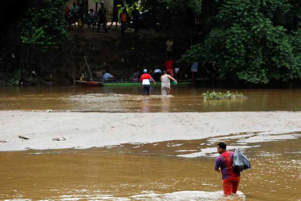 
Một số người Venezuela đã vượt biên giới sang Colombia để mua lương thực và nhu yếu phẩm.

