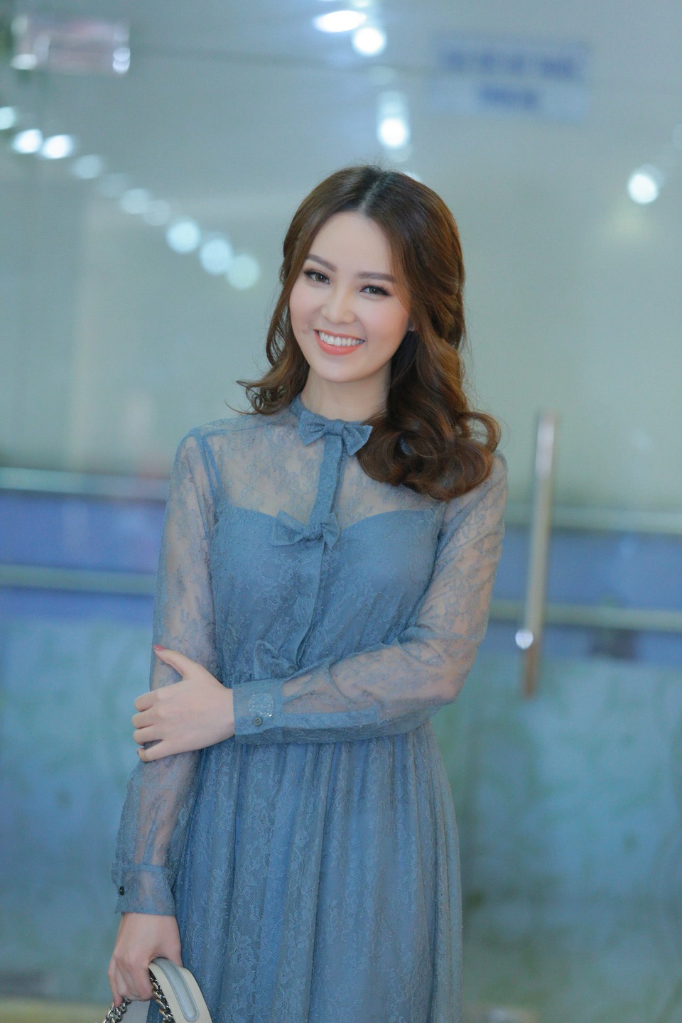 
Người đẹp một con khoe làn da trắng mịn và vóc dáng thanh mảnh với bộ váy ren điệu đà, nữ tính. Thụy Vân cũng thường được khen về gu thời trang tinh tế của mình
