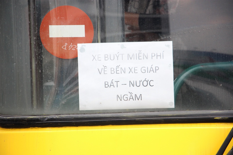 Bến xe Mỹ Đình vắng vẻ lạ thường ngày đầu nghỉ Tết - 9
Xe buýt phục vụ miễn phí người dân di chuyển từ bến xe Mỹ Đình về bến Nước Ngầm, Giáp Bát.