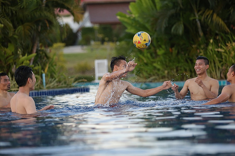 Các tuyển thủ đội tuyển Việt Nam nô đùa dưới bể bơi - 8 Các tuyển thủ đội tuyển Việt Nam nô đùa dưới bể bơi - 8
