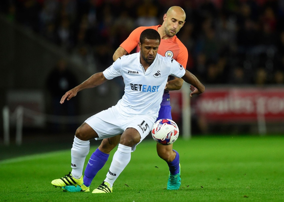 Nhìn lại chiến thắng của Man City trước Swansea - 4
Zabaleta tranh bóng với Routledge