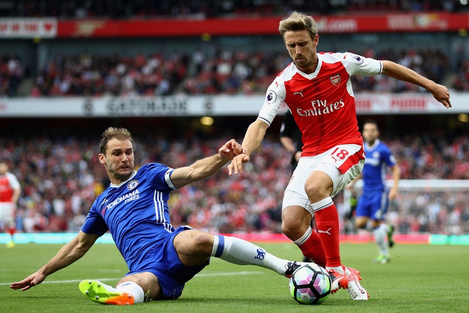 Nhìn lại chiến thắng đẹp của Arsenal trước Chelsea - 3
Ivanovic cố gắng ngăn cản pha đi bóng của Monreal