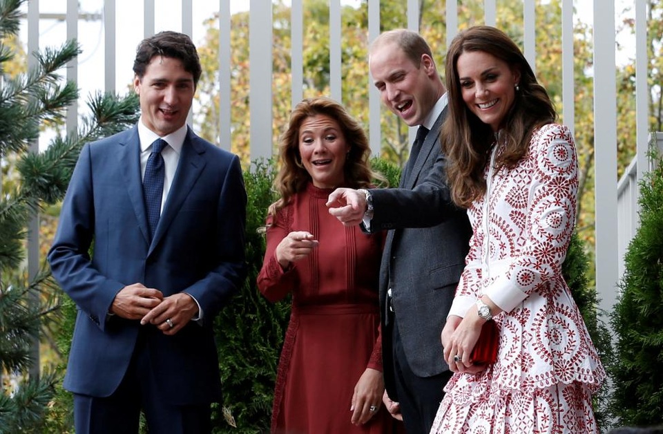 Những hình ảnh thế giới ấn tượng tuần qua - 4
Vợ chồng Thủ tướng Canada Justin Trudeau và vợ chồng Hoàng tử Anh William đứng quan sát những đứa trẻ vui chơi trong chuyến thăm một tổ chức dành cho người nhập cư tại Vancouver, tỉnh British Columbia. (Ảnh: Reuters)
