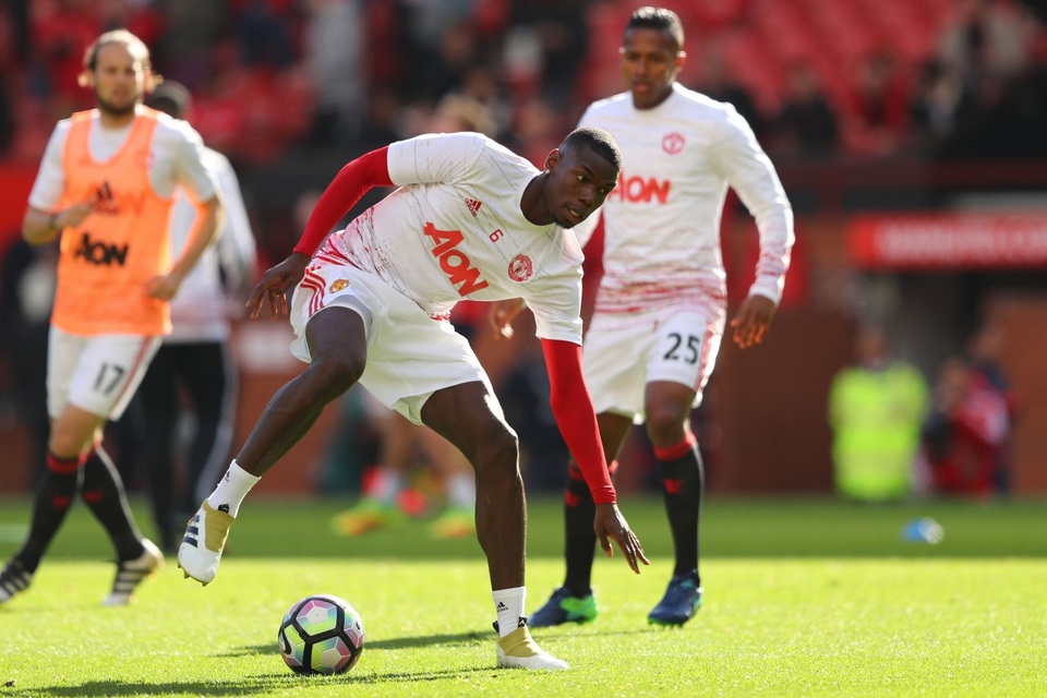 Nhìn lại trận hòa thất vọng của MU trước Stoke - 3
Pogba và các đồng đội khởi động trước khi bắt đầu trận đấu