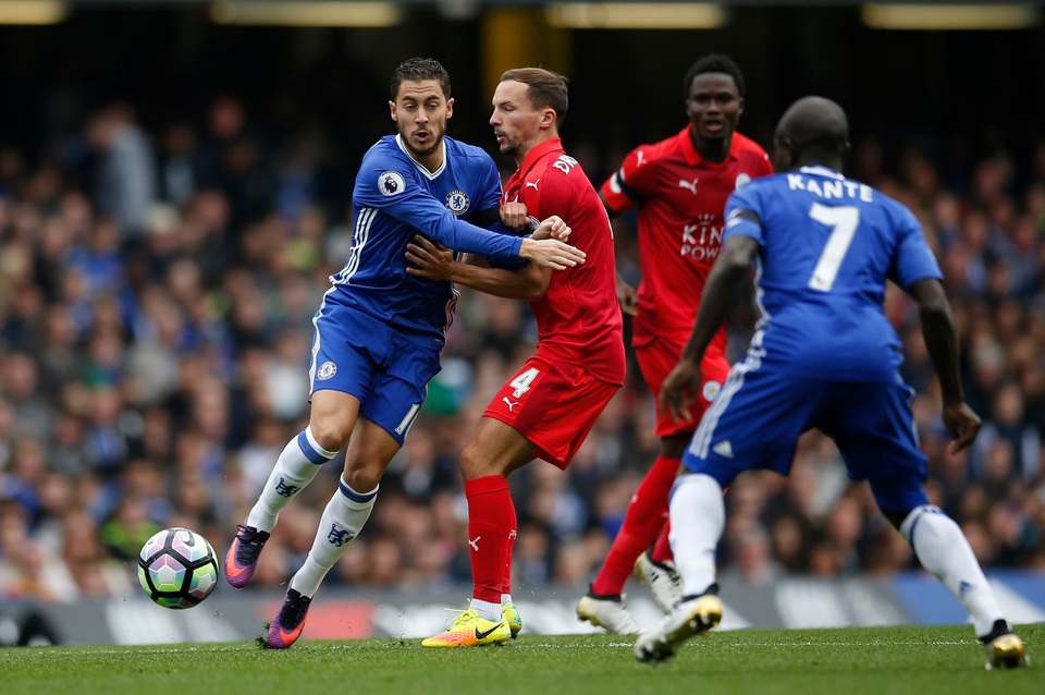 Nhìn lại chiến thắng thuyết phục của Chelsea trước Leicester - 4
Hazard (trái) đi bóng trước sự truy cản của Drinkwater
