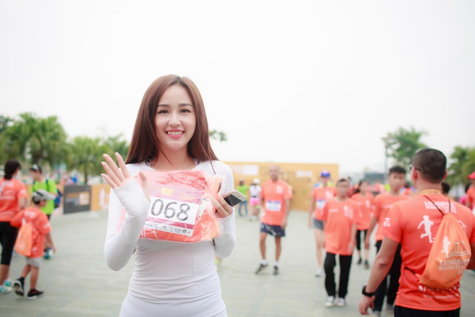 Hoa hậu Mai Phương Thuý mặt mộc chay bộ vào sáng sớm - 3 Hoa hậu Mai Phương Thuý mặt mộc chay bộ vào sáng sớm - 3