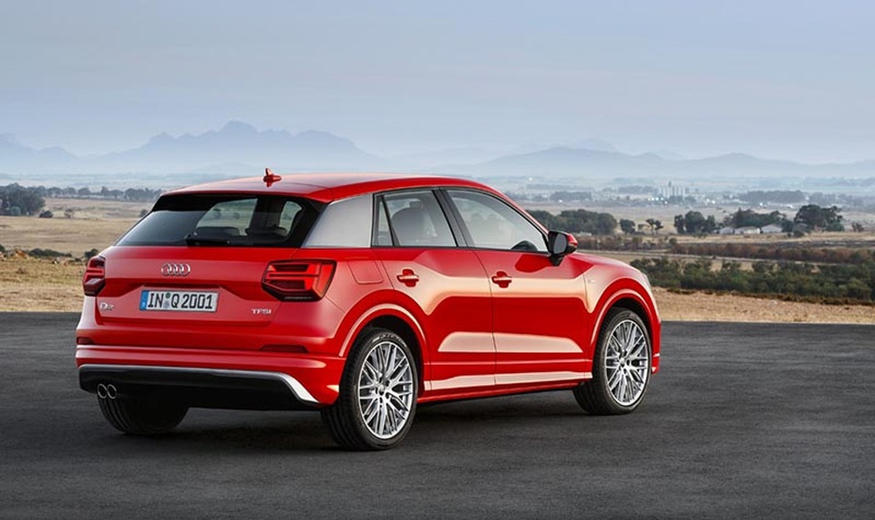 Audi Q2 đã sẵn sàng chinh phục thị trường Việt Nam - 2
Hai bên thân xe lõm vào và làm nổi bật các vòm bánh, cùng ốp màu trang trí ở trụ C cá tính. Phía sau xe được tạo điểm nhấn với cánh gió được kéo dài từ nóc xe và bộ ốp bảo vệ phía dưới cản sau.
