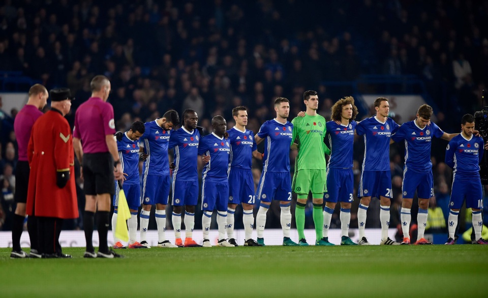 
Các cầu thủ Chelsea tiến hành phút mặc niệm trước khi tiến hành thi đấu
