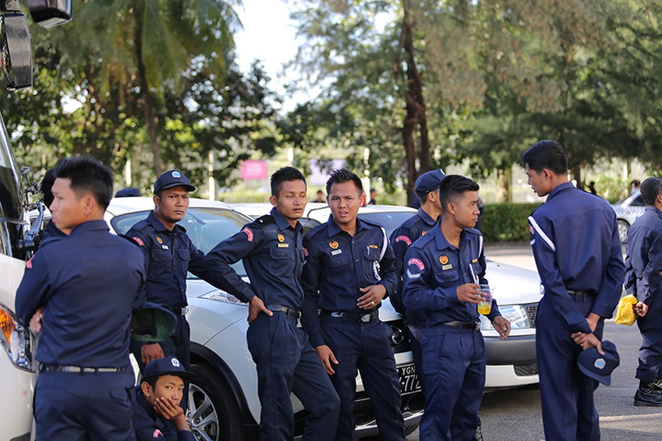 CĐV Myanmar ùn ùn kéo tới sân Thuwana tiếp lửa đội nhà - 13
