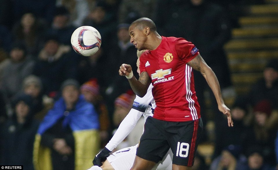 
Young có trận hiếm hoi được thi đấu, anh chơi ở vị trí hậu vệ phải
