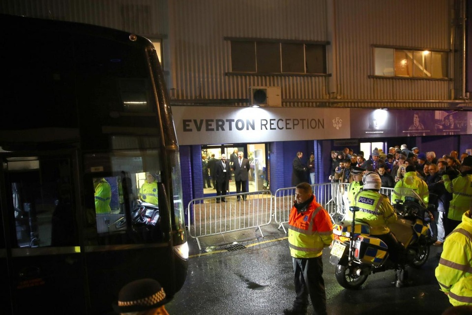 Nhìn lại thất bại cay đắng của Arsenal trên sân Everton - 2
Xe chở các cầu thủ Arsenal tới sân Goodison Park chuẩn bị thi đấu vòng 16 Premier League