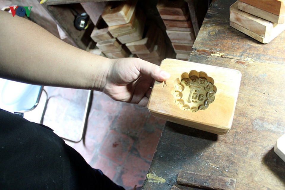 Khám phá nghề đúc khuôn bánh Trung thu giữa phố cổ Hà Nội - 14
Ông Quang cũng làm mẫu đặt theo yêu cầu của khách hàng như các chữ: Phúc, Lộc, Thọ, Đức, hay tên công ty, trường học, tổ chức...