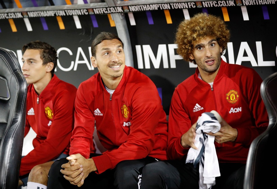 Nhìn lại chiến thắng của MU trước Northampton - 4
Fellani, Ibrahimovic, Darmian (từ phải qua trái) trên băng ghế dự bị của MU