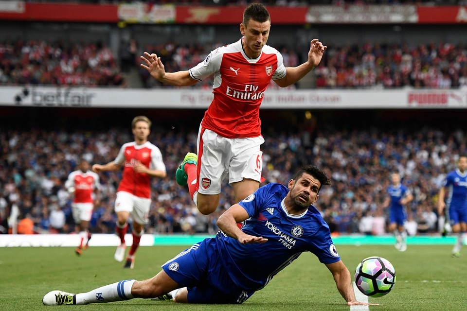 Nhìn lại chiến thắng đẹp của Arsenal trước Chelsea - 4
Koscielny phạm lỗi với Diego Costa. Hai người thường xuyên va chạm với nhau trên sân