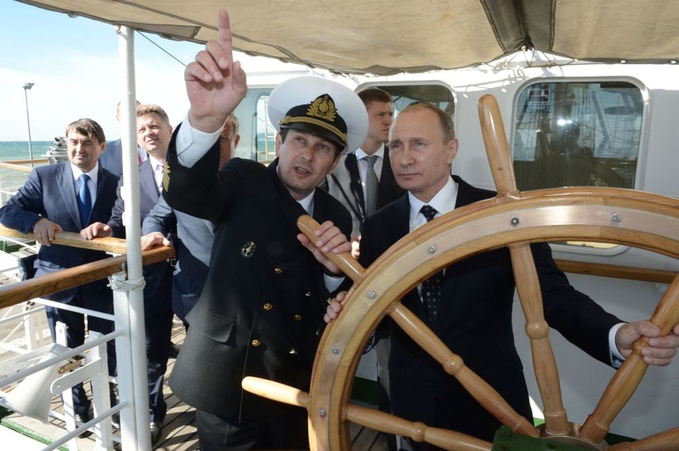 Những hình ảnh thế giới ấn tượng tuần qua - 5
Tổng thống Nga Vladimir Putin lên thăm một con tàu ở Sochi. (Ảnh: Sputnik)