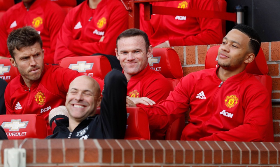 Nhìn lại trận hòa thất vọng của MU trước Stoke - 4
Rooney (giữa) dần an phận trên băng ghế dự bị, anh ngồi cạnh Carrick và Depay