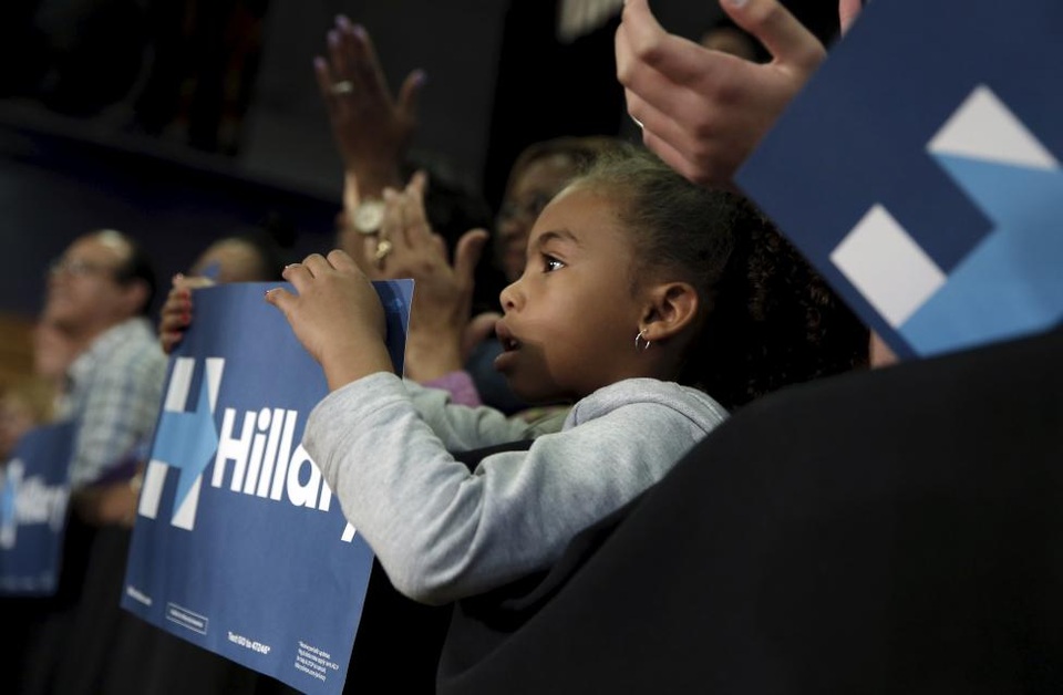 
Bé gái da màu ủng hộ bà Hillary Clinton trong cuộc vận động tại Bridgeport, Connecticut.
