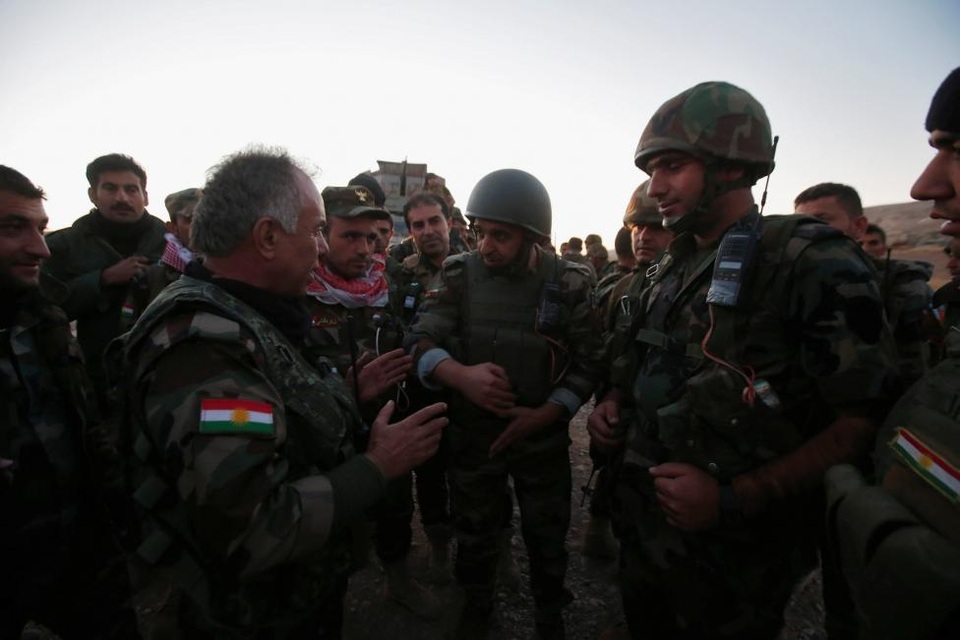 Chiến sự ác liệt tại thành trì của phiến quân IS ở Iraq - 16
Các thành viên của lực lượng quân sự người Kurd thảo luận trên chiến trường. (Ảnh: Reuters)