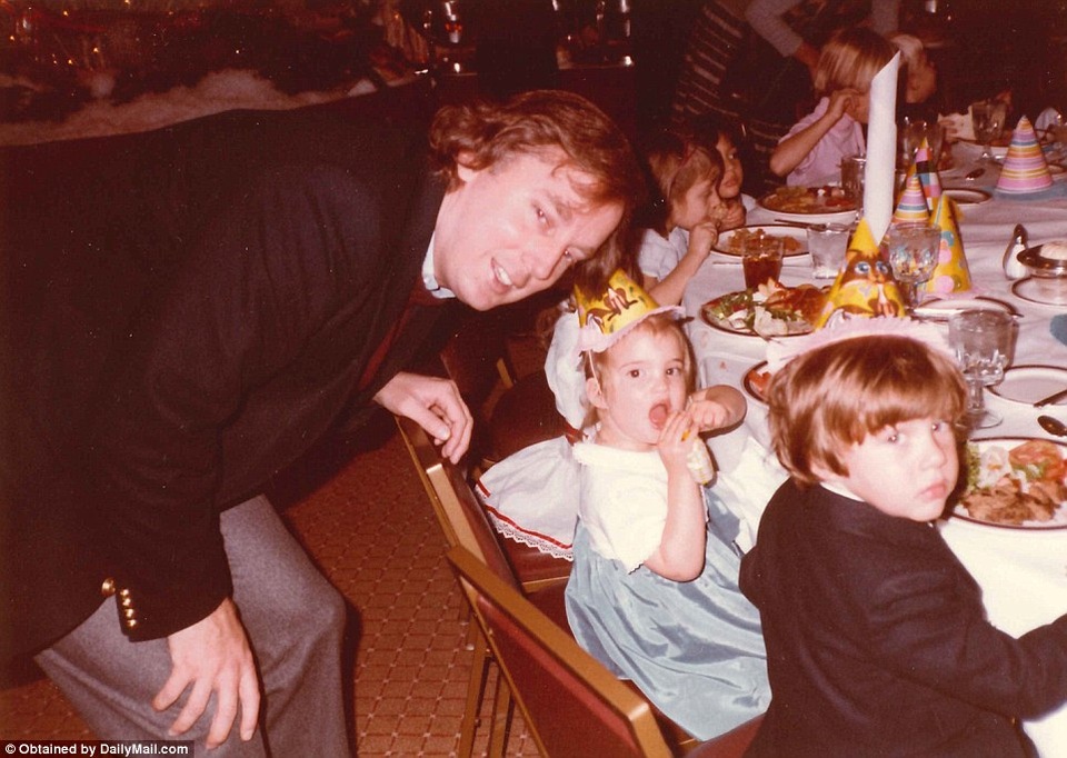Bộ ảnh đồ sộ bị lãng quên của gia đình Tổng thống đắc cử Donald Trump - 2
Ông bố Donald Trump chụp cùng các con trong một bữa tiệc.