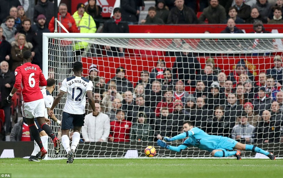 Nhìn lại chiến thắng quan trọng của MU trước Tottenham - 2
Ngay phút thứ 2, Pogba đã thử sức Lloris bằng một pha dứt điểm tốt từ bên ngoài vòng cấm địa