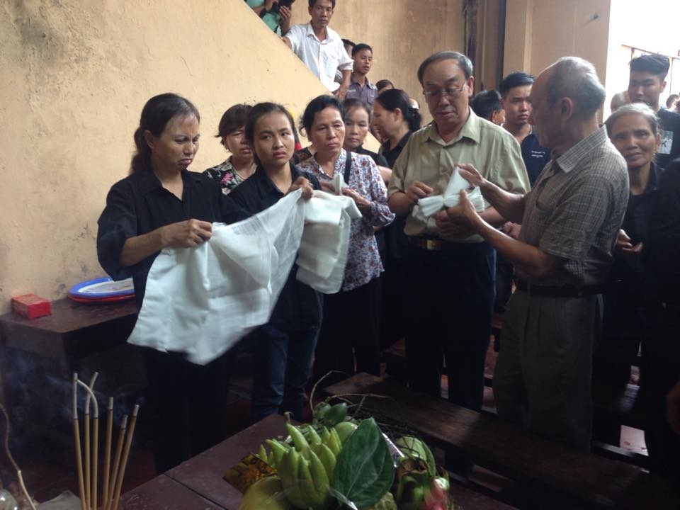 Nghẹn ngào phút giây tiễn biệt NSƯT Hán Văn Tình - 26 Gia đình, người thân và bạn bè đang chuẩn bị trước giờ viếng nghệ sĩ Hán Văn Tình.