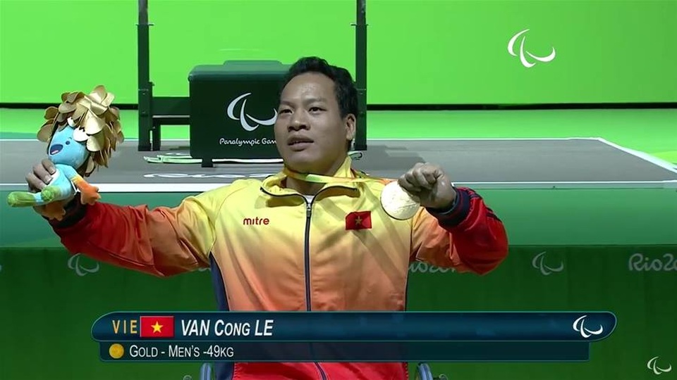 Lực sĩ Lê Văn Công giành HCV Paralympic 2016, phá kỷ lục thế giới - 1
Niềm vui của lực sỹ Lê Văn Công với tấm HCV tại Brazil