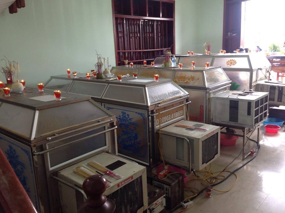 Vụ thảm sát 4 người ở Quảng Ninh: Tang tóc bao trùm xóm nhỏ - 2
Không khỏi nghẹn lòng trước cảnh tượng 4 chiếc quan tài dàn hàng ngang tại đám tang này. (Ảnh: H.S)