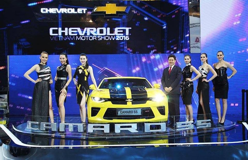 Chevrolet - Đậm dấu ấn thương hiệu Mỹ - 1
Camaro SS 2016 không chỉ được trang bị các công nghệ về hiệu suất vận hành, mà còn mang trong mình rất nhiều công nghệ tối tân phục vụ tối đa nhu cầu của chủ nhân, bao gồm Chevrolet MyLink Thế hệ II tương thích với chức năng Navigation và ứng dụng Apple CarPlay, công nghệ hiển thị thông tin trên kính lái (Head-Up Display), sạc điện thoại thông minh không dây, phanh tay điện tử, chìa khóa thông minh và khởi động bằng nút bấm, kết nối Internet tốc độ cao OnStar® 4G LTE Wi-Fi®.