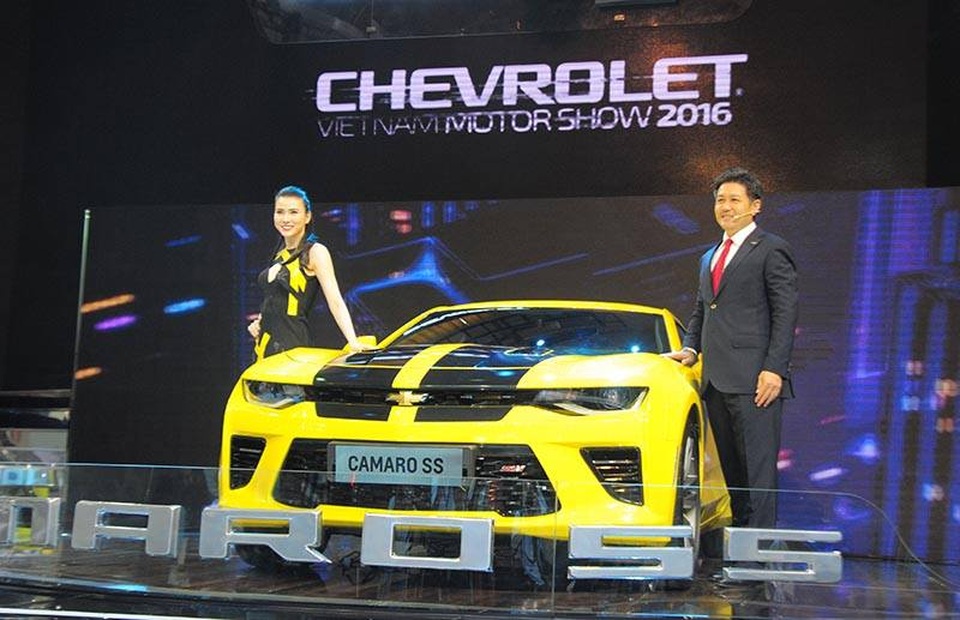 Chevrolet - Đậm dấu ấn thương hiệu Mỹ - 2 Camaro SS 2016 được trang bị động cơ 6.2L V8 - linh hồn của các dòng xe đua thương hiệu Chevrolet - kết hợp với hộp số tự động 8 cấp. Động cơ sản sinh công suất tối đa 455 mã lực và mô men xoắn cực đại 617 Nm, tạo nên thế hệ Camaro SS mạnh mẽ nhất từ trước đến nay.