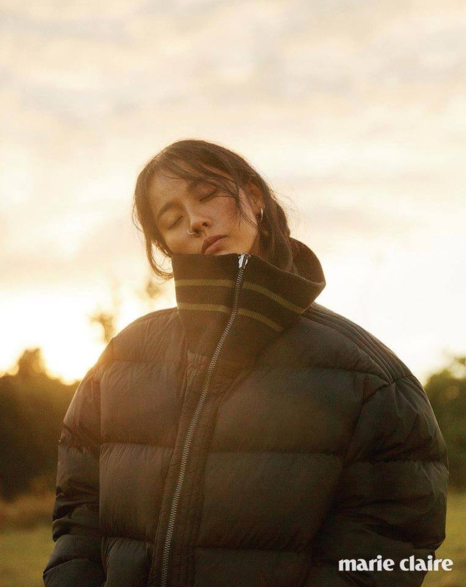 Hình ảnh lạ lẫm của biểu tượng gợi cảm xứ Hàn - 8
Lee Hyori cho biết, hàng ngày cô tập yoga để giữ gìn sức khỏe và sắc đẹp. Yoga cũng mang đến cho cô sự thanh thản trong tâm hồn. Nữ hoàng gợi cảm của showbiz xứ Hàn chưa có con nhưng cuộc sống vợ chồng của cô vẫn rất hạnh phúc sau 3 năm chung sống.