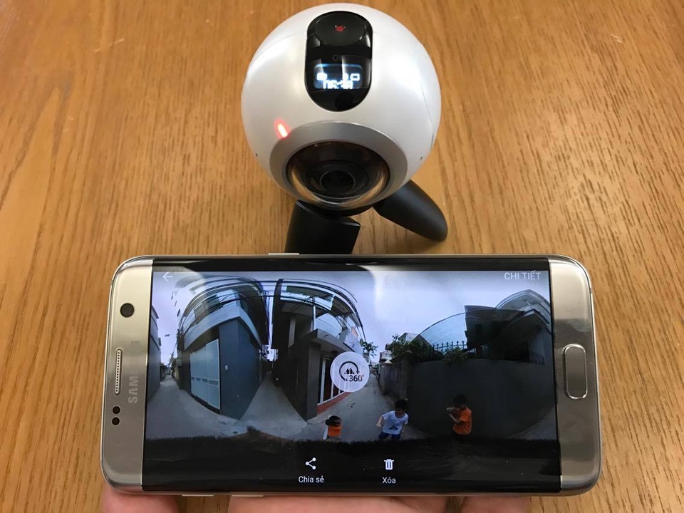 Đánh giá Samsung Gear 360 - máy ảnh 360 độ độc đáo của Samsung - 7
Sau khi chụp, người dùng có thể dễ dàng chia sẻ ngay ảnh chụp từ điện thoại di động