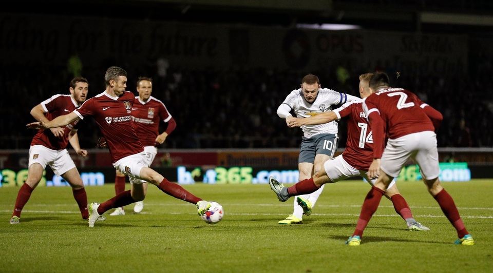 Nhìn lại chiến thắng của MU trước Northampton - 5
Rooney lĩnh ấn tiên phong, nhưng đội trưởng MU chơi không ấn tượng