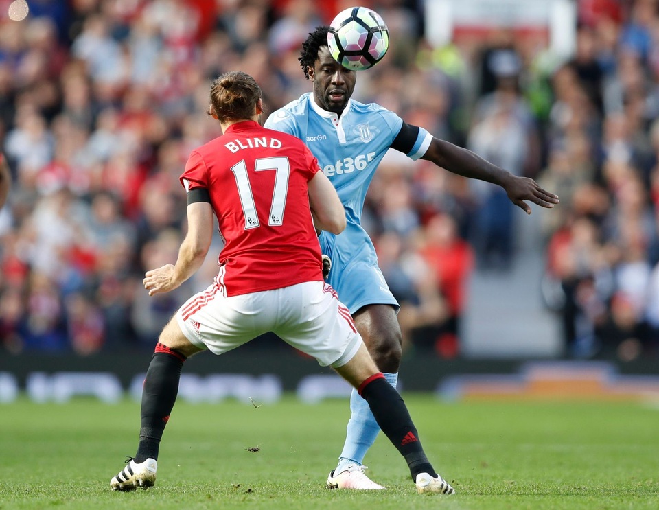 Nhìn lại trận hòa thất vọng của MU trước Stoke - 5
Blind đối mặt với Bony, tiền đạo người Bờ Biển Ngà vẫn chưa lấy lại được phong độ thi đấu tốt dù anh đã được ra sân nhiều hơn hẳn so với thời thi đấu cho Man City