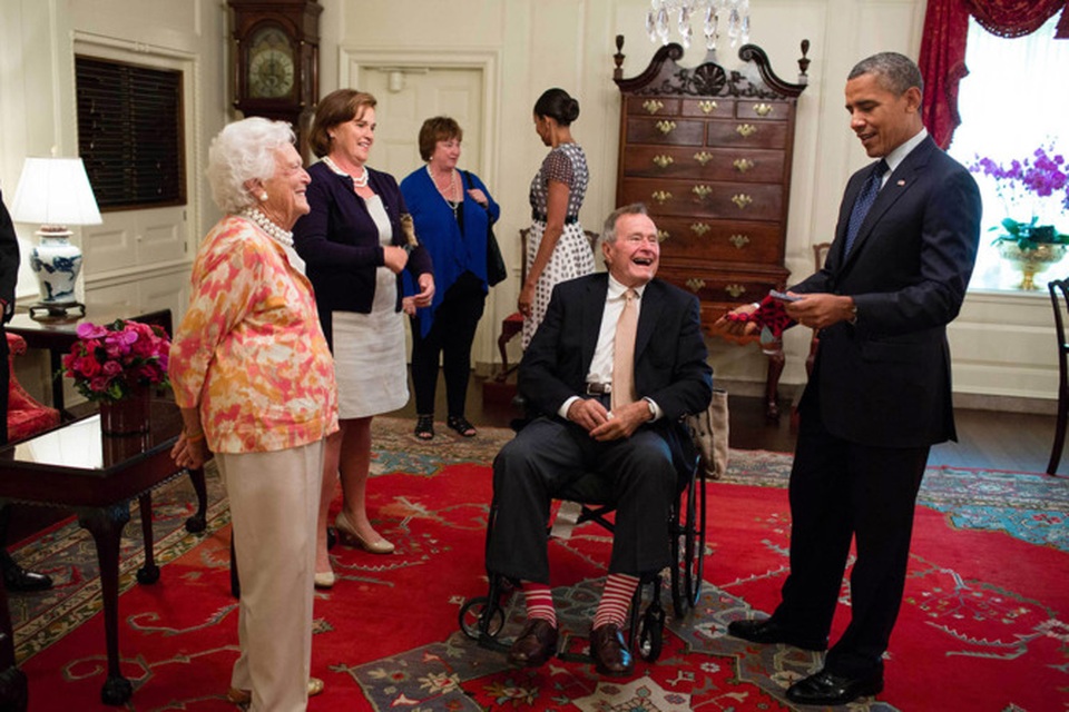 Những khoảnh khắc hậu trường "đắt giá" của Tổng thống Obama - 15
Vợ chồng cựu Tổng thống George H. W. Bush và Barbara Bush tặng Obama một đôi tất trong cuộc gặp ở Nhà Trắng tháng 7/2013.