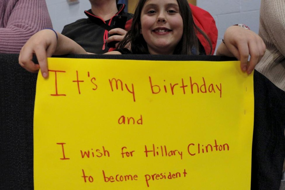 
Lucy Waldorf, 11 tuổi, viết thông điệp chúc bà Clinton đắc cử tổng thống trong cuộc vận động ở Concord, bang New Hampshire. 
