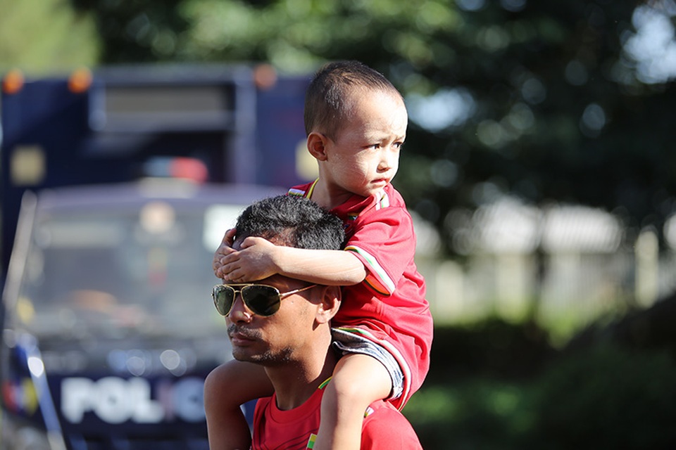 CĐV Myanmar ùn ùn kéo tới sân Thuwana tiếp lửa đội nhà - 15