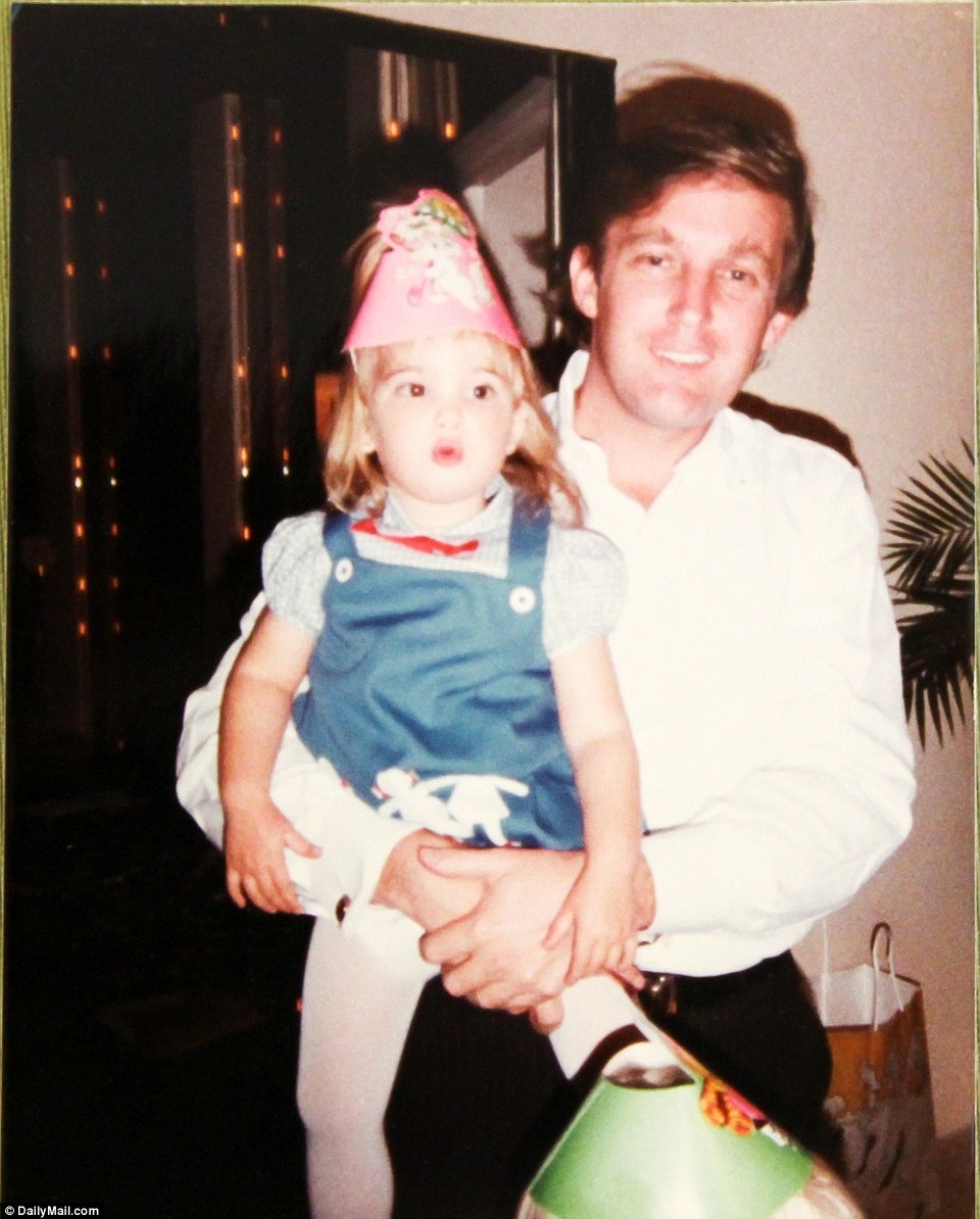 Bộ ảnh đồ sộ bị lãng quên của gia đình Tổng thống đắc cử Donald Trump - 8
Ông Trump và con gái Ivanka.