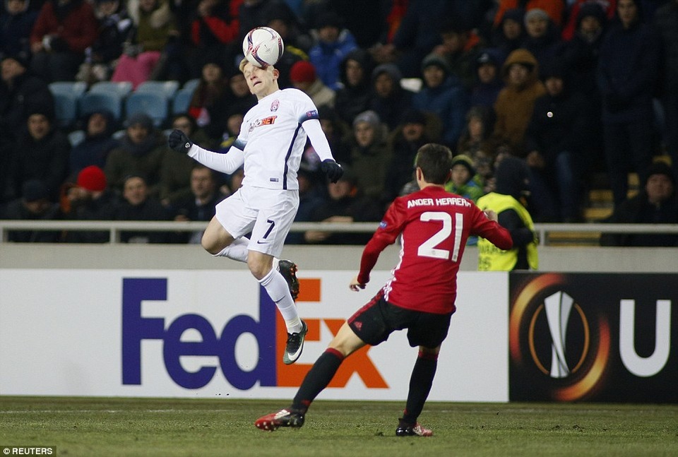 
Herrera (phải) áp sát đối phương. MU sau những phút đầu lép vế đã giành lại thế trận
