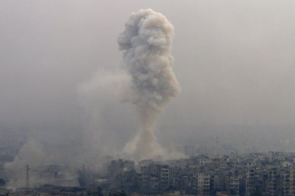 
Khói đen bốc lên sau một vụ tấn công tại thành phố Aleppo, Syria. (Ảnh: Reuters)
