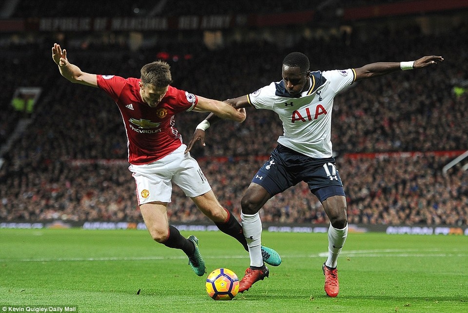 Nhìn lại chiến thắng quan trọng của MU trước Tottenham - 3
Carrick (trái) tranh bóng với Sissoko (phải)