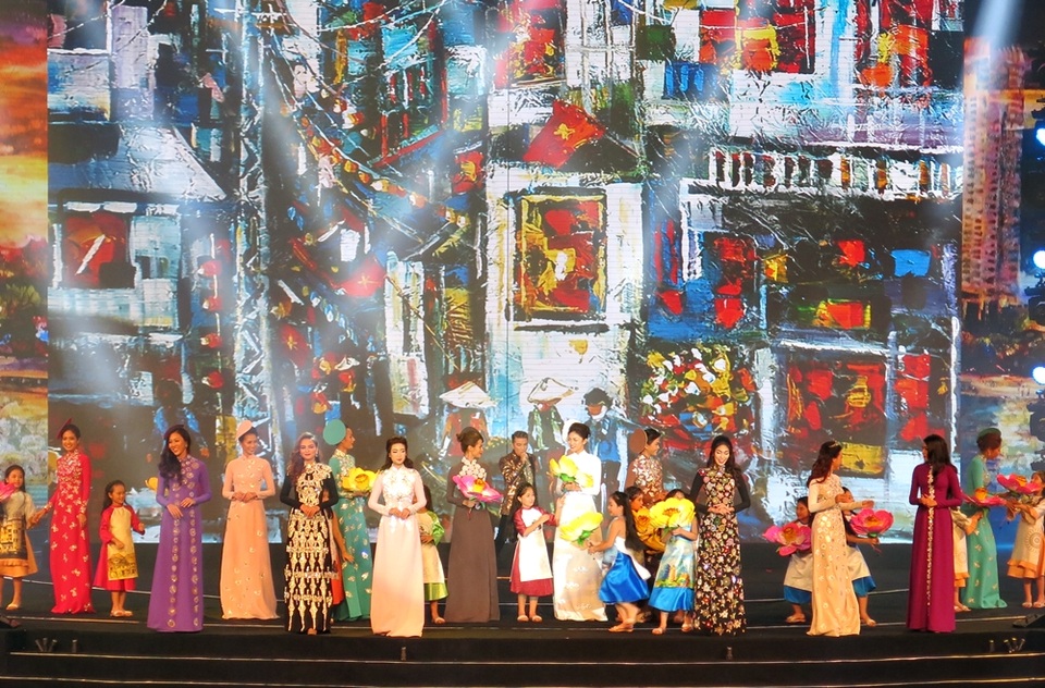 Nghệ sĩ Việt hội tụ trong đêm “Đà Nẵng tuổi 20...” - 13