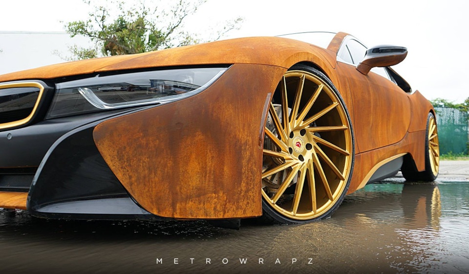 Một chiếc BMW i8 độ màu lạ - 3
Ngoài màu sắc lạ mắt, chiếc BMW i8 này còn được lắp bộ vành mới, của hãng Vossen Wheels.