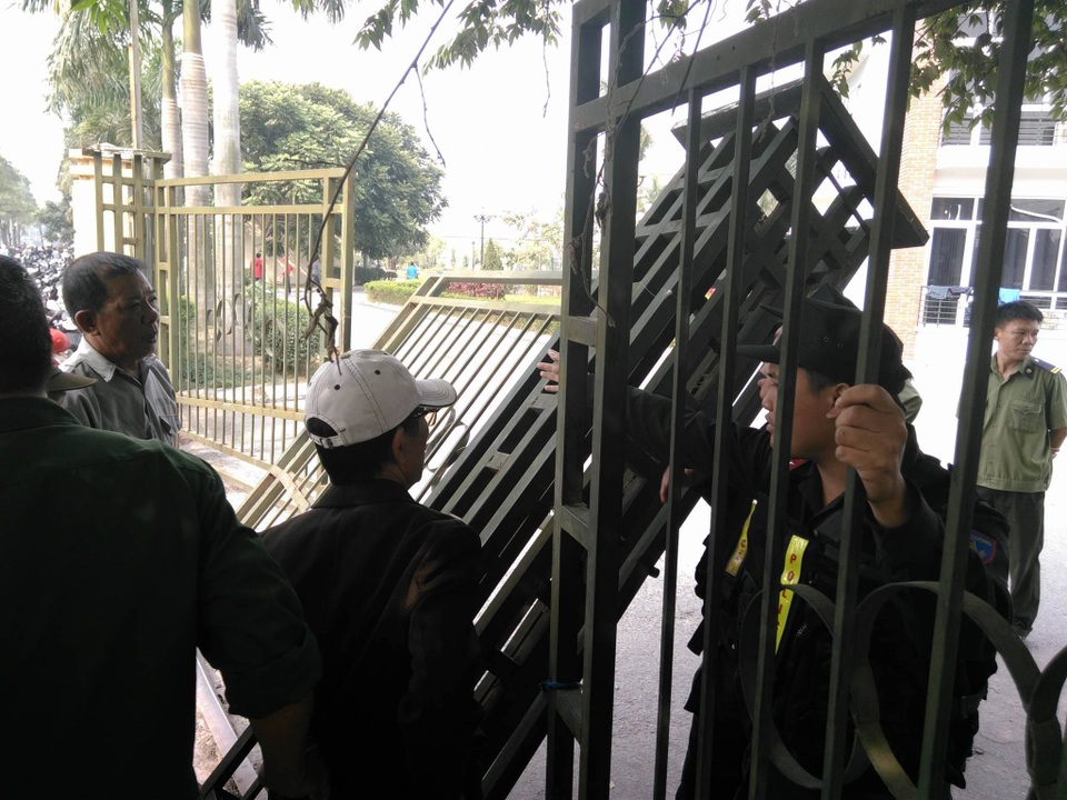 
Người hâm mộ tức giận đập gãy cổng ở trụ sở VFF - Ảnh: An An
